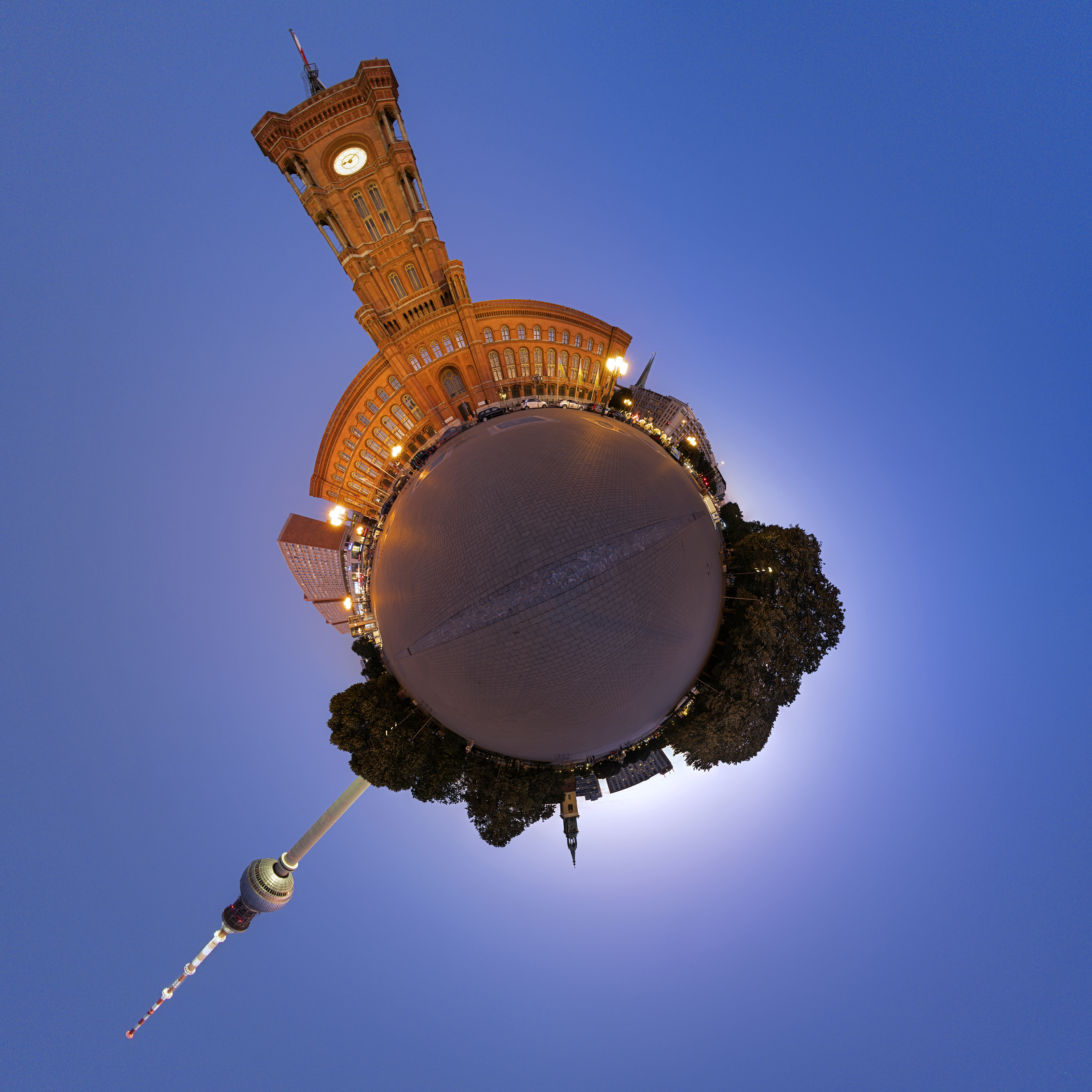 Rotes Rathaus und der Berliner Fernsehturm.